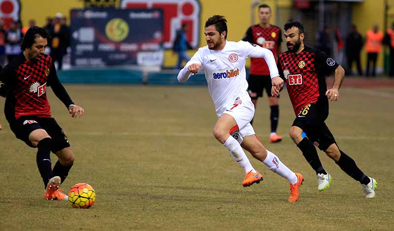 Tarihinin en kötü sezonlarından birini geçiren ve ligin dibinde yer alan Eskişehirspor 21. maçındaki 5. galibiyetini, geçen haftanın flaş takımı Antalyaspor'u 3-2 yenerek aldı.