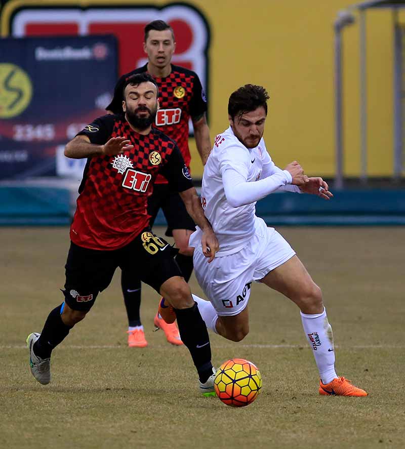 Tarihinin en kötü sezonlarından birini geçiren ve ligin dibinde yer alan Eskişehirspor 21. maçındaki 5. galibiyetini, geçen haftanın flaş takımı Antalyaspor'u 3-2 yenerek aldı.