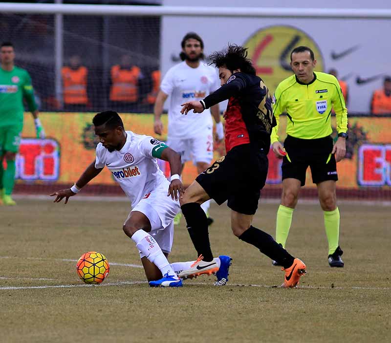 Tarihinin en kötü sezonlarından birini geçiren ve ligin dibinde yer alan Eskişehirspor 21. maçındaki 5. galibiyetini, geçen haftanın flaş takımı Antalyaspor'u 3-2 yenerek aldı.