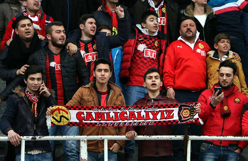 Tarihinin en kötü sezonlarından birini geçiren ve ligin dibinde yer alan Eskişehirspor 21. maçındaki 5. galibiyetini, geçen haftanın flaş takımı Antalyaspor'u 3-2 yenerek aldı.