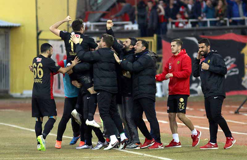 Tarihinin en kötü sezonlarından birini geçiren ve ligin dibinde yer alan Eskişehirspor 21. maçındaki 5. galibiyetini, geçen haftanın flaş takımı Antalyaspor'u 3-2 yenerek aldı.