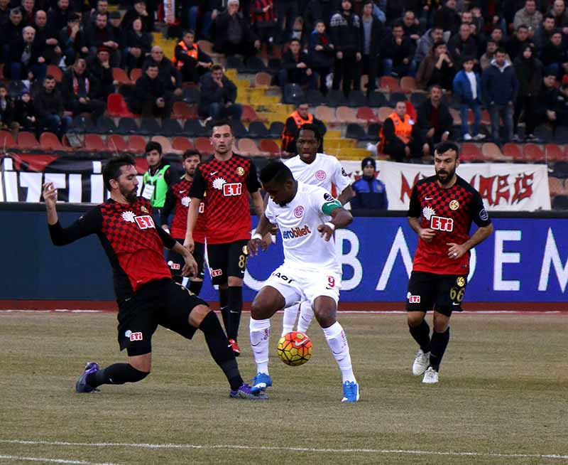 Tarihinin en kötü sezonlarından birini geçiren ve ligin dibinde yer alan Eskişehirspor 21. maçındaki 5. galibiyetini, geçen haftanın flaş takımı Antalyaspor'u 3-2 yenerek aldı.