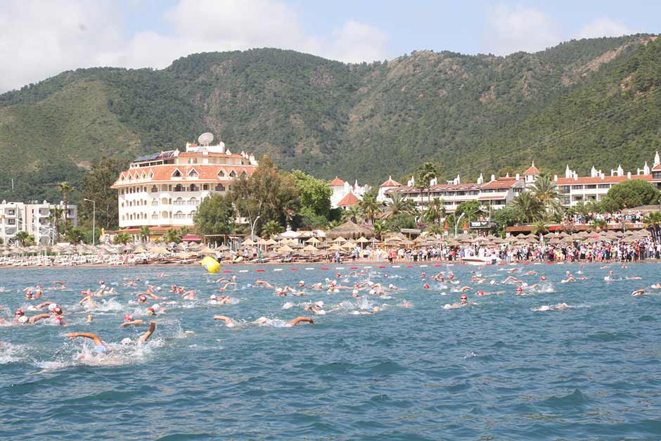 Muğla’nın Marmaris ilçesinde bu yıl ikincisi düzenlenen Uluslararası Arena Aquamasters Yüzme Şampiyonası, Martı Hotel Açık Su Yüzme Maratonu ile sona erdi.