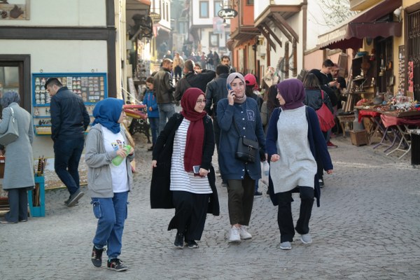 Eskişehir’in tarihi ve kültür açısından en önemli bölgelerinden biri olan Odunpazarı, ara tatili fırsat bilen öğrencilerle adeta dolup taştı