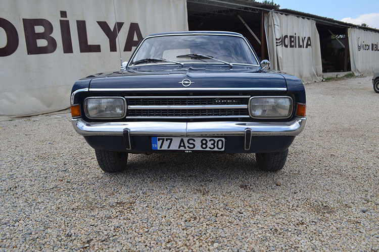 İnegöl'de mobilyacılık yapan klasik araç tutkunu Alper Sena, 3 yıl önce satın aldığı 1971 model Opel Record otomobiline gözü gibi bakıyor.