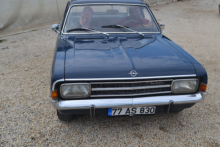 İnegöl'de mobilyacılık yapan klasik araç tutkunu Alper Sena, 3 yıl önce satın aldığı 1971 model Opel Record otomobiline gözü gibi bakıyor.