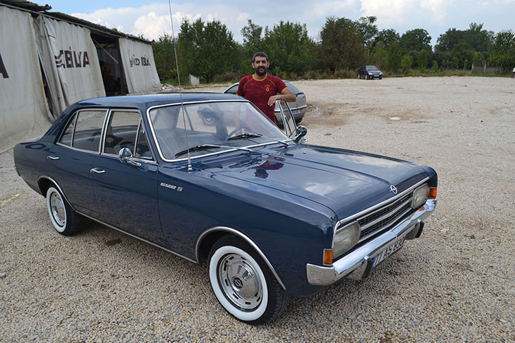 İnegöl'de mobilyacılık yapan klasik araç tutkunu Alper Sena, 3 yıl önce satın aldığı 1971 model Opel Record otomobiline gözü gibi bakıyor.