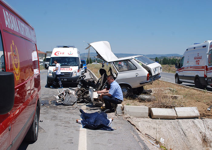 Kütahya'nın Gediz ilçesinde meydana gelen trafik kazasında aynı aileden 2'si çocuk 4 kişi hayatını kaybetti.