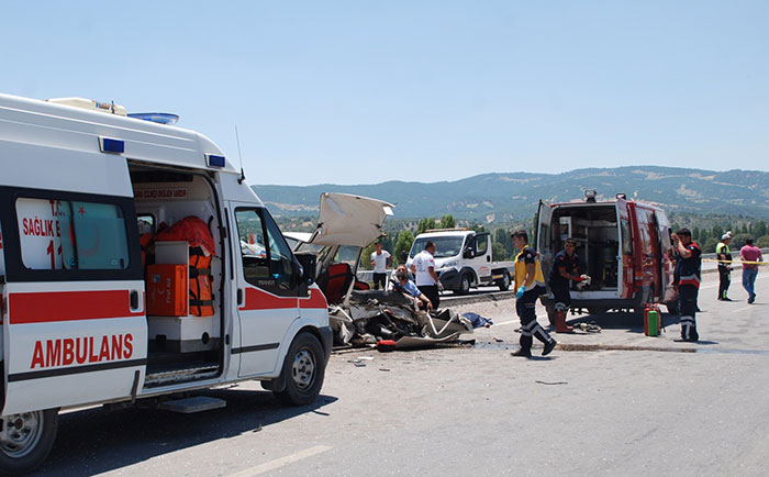 Kütahya'nın Gediz ilçesinde meydana gelen trafik kazasında aynı aileden 2'si çocuk 4 kişi hayatını kaybetti.