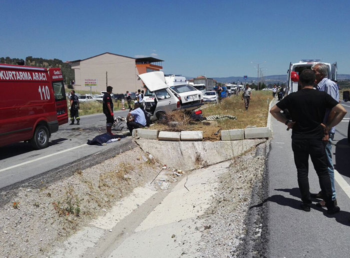 Kütahya'nın Gediz ilçesinde meydana gelen trafik kazasında aynı aileden 2'si çocuk 4 kişi hayatını kaybetti.