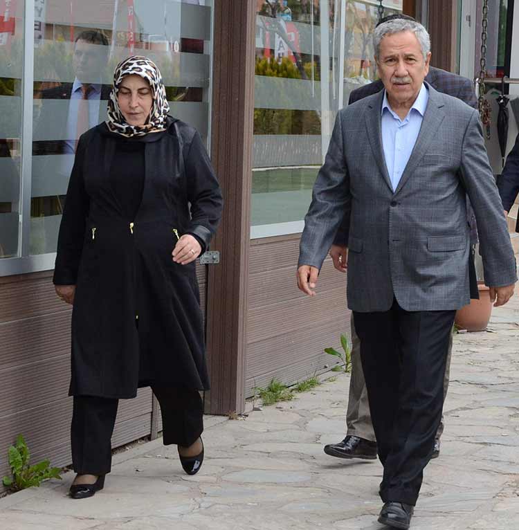 Eski Başbakan Yardımcısı Bülent Arınç, Doğu ve Güneydoğu’da şuanda yapılanın teröristle mücadele olduğunu belirterek, bir şehrin tamamen teröristlerden temizlenmesinin terörün bittiği anlamına gelmediğini söyledi. 