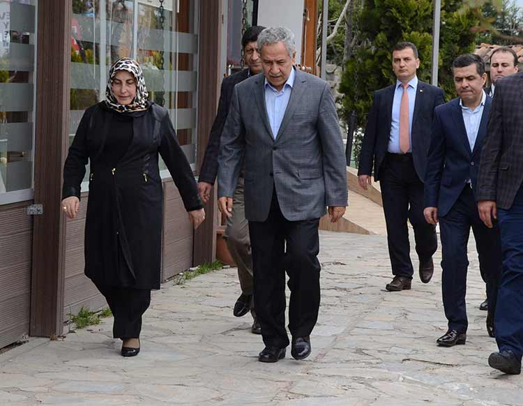 Eski Başbakan Yardımcısı Bülent Arınç, Doğu ve Güneydoğu’da şuanda yapılanın teröristle mücadele olduğunu belirterek, bir şehrin tamamen teröristlerden temizlenmesinin terörün bittiği anlamına gelmediğini söyledi. 