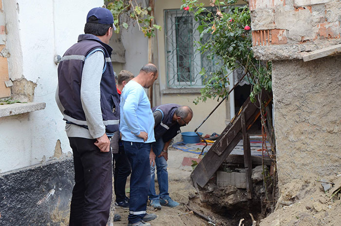 Eskişehir'de 11 yıldır kayıp olarak aranan şahsın cesedi, arkadaşının evinin bahçesinde bulundu. 