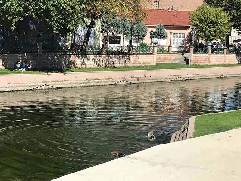 Karşıdan polis, zabıta kovalıyor sudan çıkıyorlar ama geri giriyorlar. Bataklık olduğunu defalarca ikaz ediyoruz” dedi.