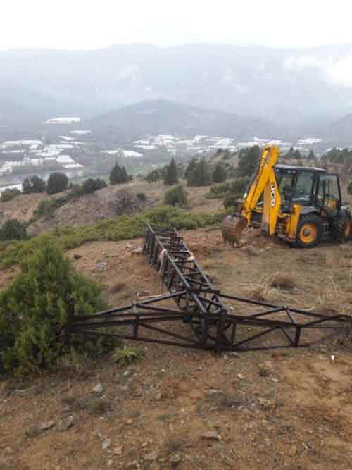 Sera naylonları yırtılırken, ilçedeki elektrik direkleri ve trafolar da kuvvetli rüzgârdan zarar gördü. 