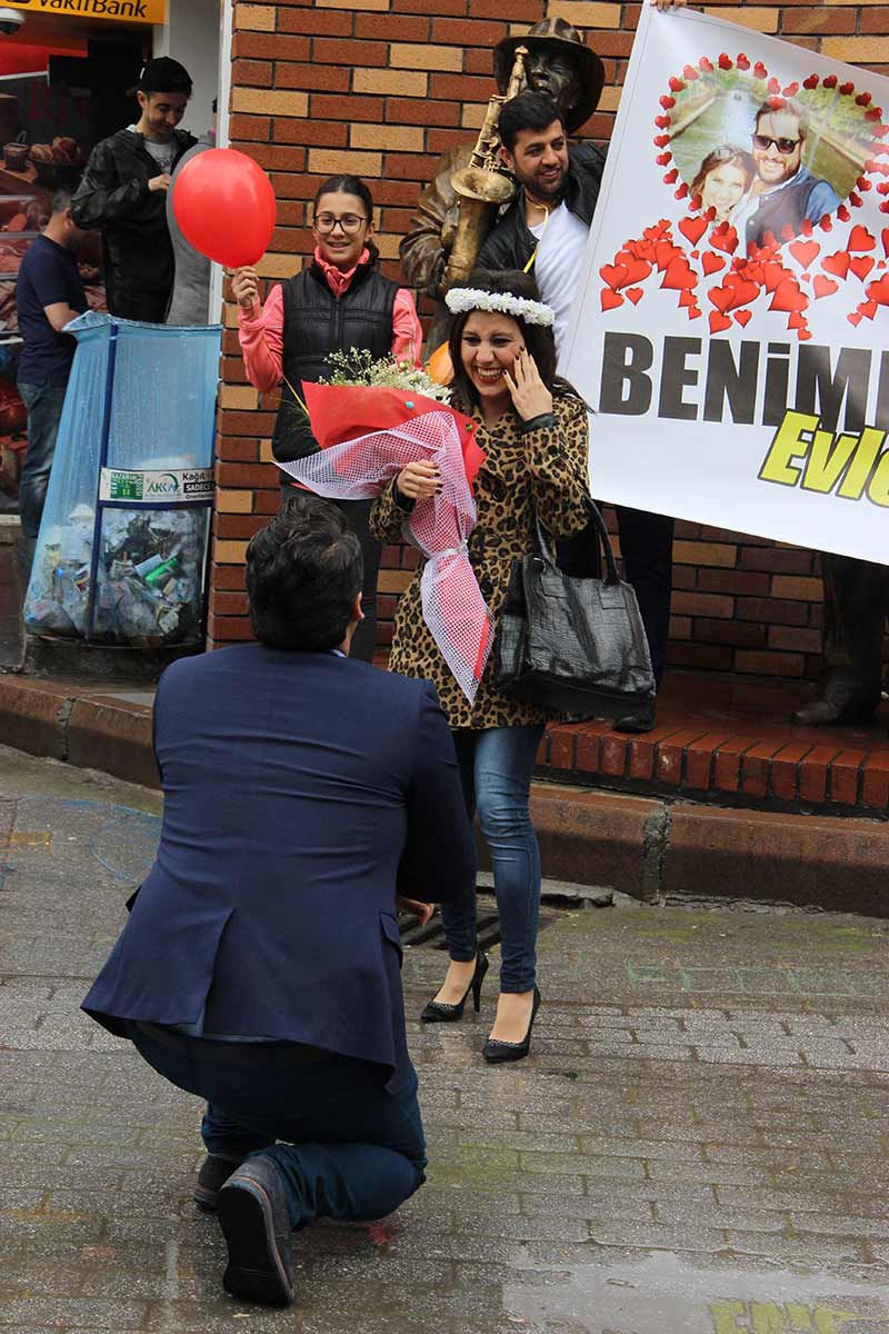 Eskişehir’de görev yapan bir öğretmen, uzun yıllardır birlikte olduğu kız arkadaşına yağmur altında evlilik teklifi yaptı.