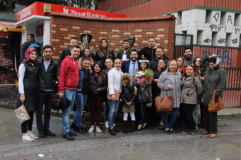 Eskişehir’de görev yapan bir öğretmen, uzun yıllardır birlikte olduğu kız arkadaşına yağmur altında evlilik teklifi yaptı.