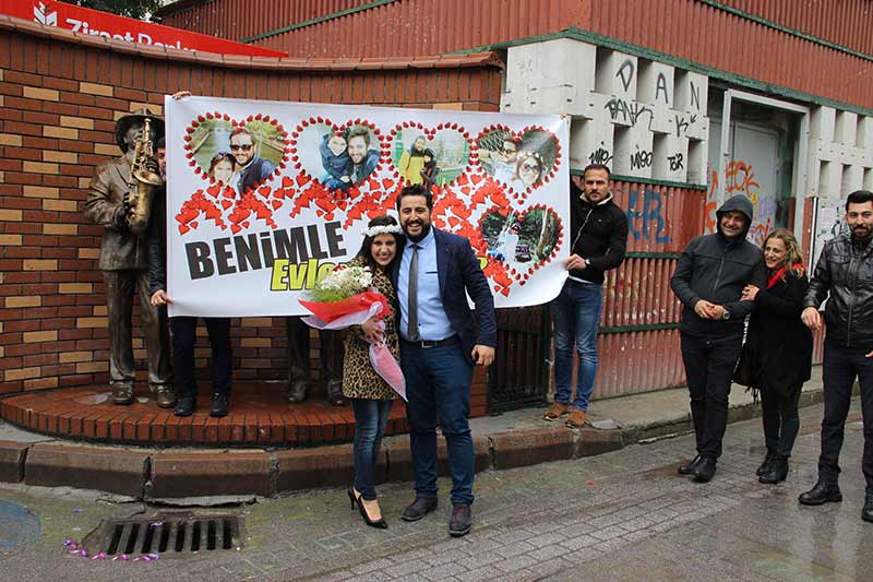 Eskişehir’de görev yapan bir öğretmen, uzun yıllardır birlikte olduğu kız arkadaşına yağmur altında evlilik teklifi yaptı.