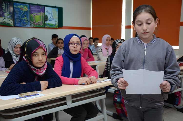 Eskişehirli ortaokul öğrencileri, Doğu ve Güneydoğu'da devletin bekası için mücadele eden asker ve polislere mektup yazdı. 12 yaşındaki bir öğrencinin mektubuna, "Ellerini, ayaklarını öperim…" yazması yürekleri burktu.