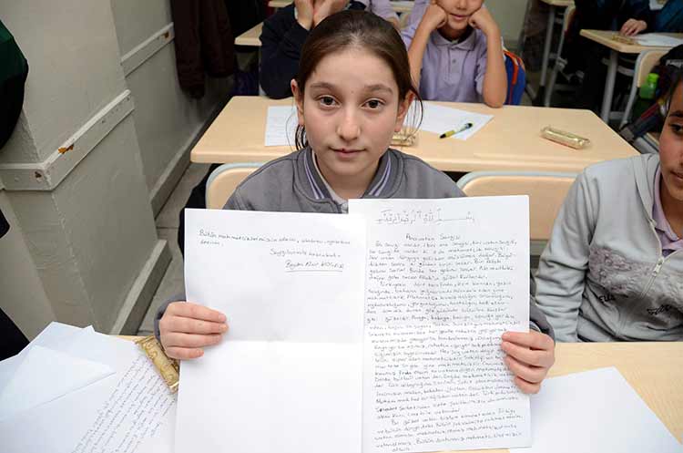 Eskişehirli ortaokul öğrencileri, Doğu ve Güneydoğu'da devletin bekası için mücadele eden asker ve polislere mektup yazdı. 12 yaşındaki bir öğrencinin mektubuna, "Ellerini, ayaklarını öperim…" yazması yürekleri burktu.