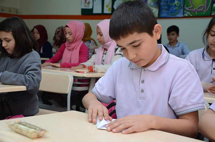 Eskişehirli ortaokul öğrencileri, Doğu ve Güneydoğu'da devletin bekası için mücadele eden asker ve polislere mektup yazdı. 12 yaşındaki bir öğrencinin mektubuna, "Ellerini, ayaklarını öperim…" yazması yürekleri burktu.