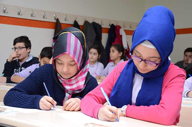 Eskişehirli ortaokul öğrencileri, Doğu ve Güneydoğu'da devletin bekası için mücadele eden asker ve polislere mektup yazdı. 12 yaşındaki bir öğrencinin mektubuna, "Ellerini, ayaklarını öperim…" yazması yürekleri burktu.