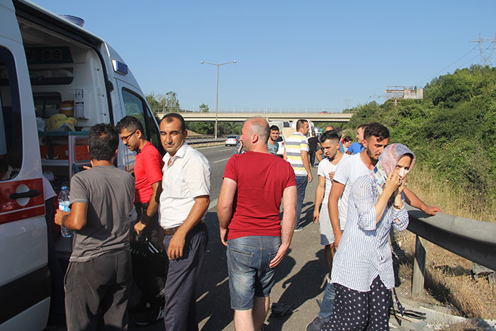 Ailesiyle birlikte Ankara’daki birliğine teslim olmak için yola çıkan Kazım Kılıç’ın bulunduğu otomobil bariyerlere çarparak şarampole yuvarlandı. Kazada Kazım Kılıç’ın dedesi Süleyman Şahin hayatını kaybetti.