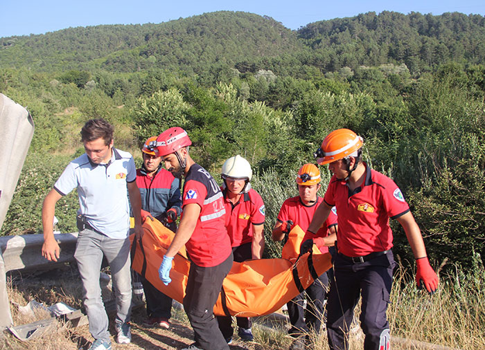 Ailesiyle birlikte Ankara’daki birliğine teslim olmak için yola çıkan Kazım Kılıç’ın bulunduğu otomobil bariyerlere çarparak şarampole yuvarlandı. Kazada Kazım Kılıç’ın dedesi Süleyman Şahin hayatını kaybetti.