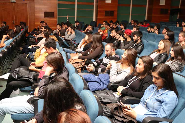 Eskişehir Anadolu Üniversitesi Marketing Kulübü tarafından düzenlenen ‘Kısa Günün Karı’ etkinliğine katılan Oyuncu Mehmet Aslan, ‘Gel Kardeşim’ projesi kapsamında uyuşturucu ile olan mücadelelerini ve madde bağımlılığına karşı neler yapılması gerektiğini anlattı. 