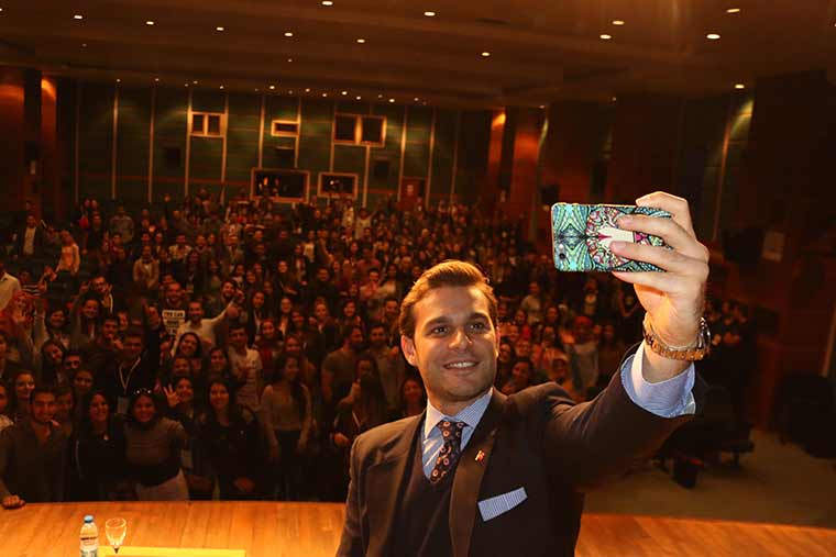 Eskişehir Anadolu Üniversitesi Marketing Kulübü tarafından düzenlenen ‘Kısa Günün Karı’ etkinliğine katılan Oyuncu Mehmet Aslan, ‘Gel Kardeşim’ projesi kapsamında uyuşturucu ile olan mücadelelerini ve madde bağımlılığına karşı neler yapılması gerektiğini anlattı. 