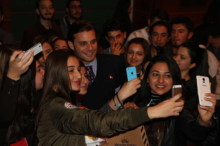 Eskişehir Anadolu Üniversitesi Marketing Kulübü tarafından düzenlenen ‘Kısa Günün Karı’ etkinliğine katılan Oyuncu Mehmet Aslan, ‘Gel Kardeşim’ projesi kapsamında uyuşturucu ile olan mücadelelerini ve madde bağımlılığına karşı neler yapılması gerektiğini anlattı. 