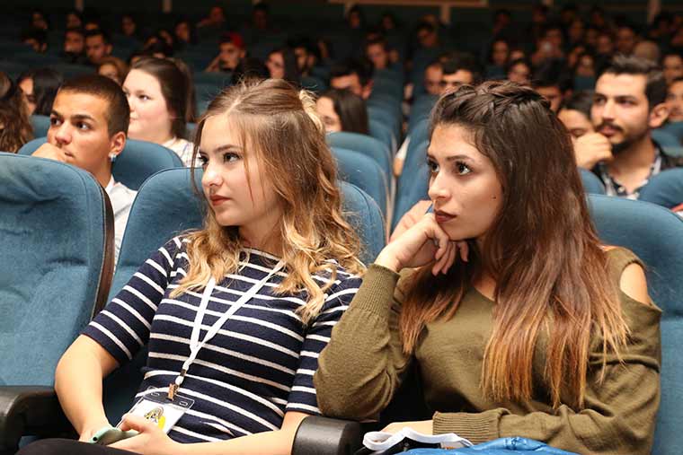 Eskişehir Anadolu Üniversitesi Marketing Kulübü tarafından düzenlenen ‘Kısa Günün Karı’ etkinliğine katılan Oyuncu Mehmet Aslan, ‘Gel Kardeşim’ projesi kapsamında uyuşturucu ile olan mücadelelerini ve madde bağımlılığına karşı neler yapılması gerektiğini anlattı. 