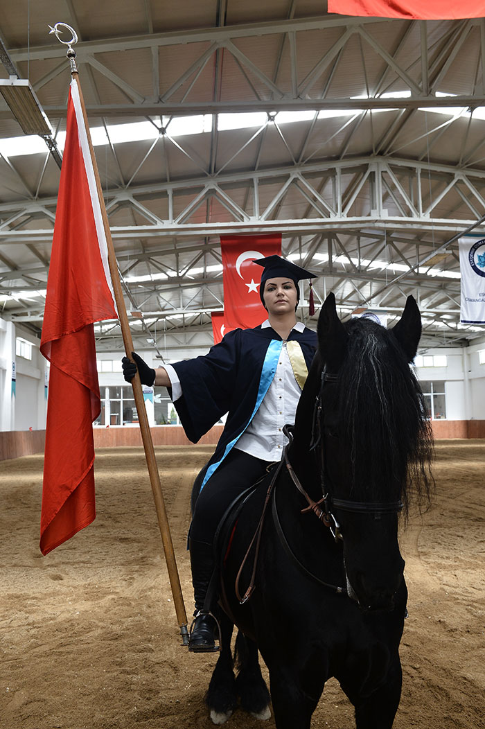 Eskişehir Osmangazi Üniversitesi (ESOGÜ) Mahmudiye Meslek Yüksekokulu Atçılık ve Antrenörlüğü Bölümündeki öğrenciler, atların üstünde kep atarak mezun oldu. 