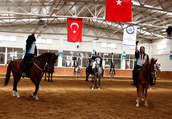 Eskişehir Osmangazi Üniversitesi (ESOGÜ) Mahmudiye Meslek Yüksekokulu Atçılık ve Antrenörlüğü Bölümündeki öğrenciler, atların üstünde kep atarak mezun oldu. 