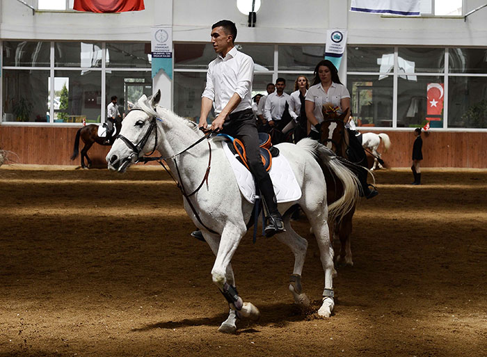 Eskişehir Osmangazi Üniversitesi (ESOGÜ) Mahmudiye Meslek Yüksekokulu Atçılık ve Antrenörlüğü Bölümündeki öğrenciler, atların üstünde kep atarak mezun oldu. 