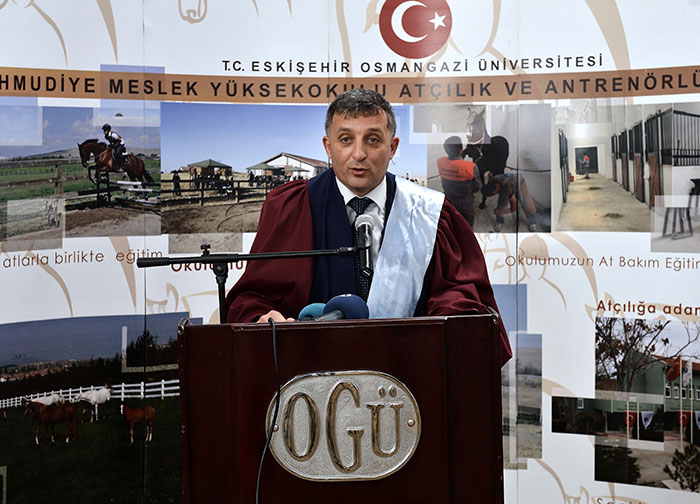 Eskişehir Osmangazi Üniversitesi (ESOGÜ) Mahmudiye Meslek Yüksekokulu Atçılık ve Antrenörlüğü Bölümündeki öğrenciler, atların üstünde kep atarak mezun oldu. 