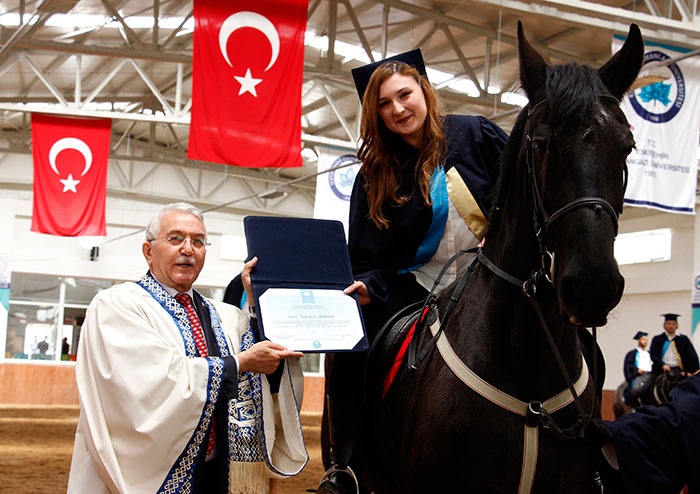 Eskişehir Osmangazi Üniversitesi (ESOGÜ) Mahmudiye Meslek Yüksekokulu Atçılık ve Antrenörlüğü Bölümündeki öğrenciler, atların üstünde kep atarak mezun oldu. 