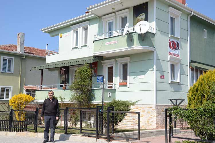 Eskişehir’de yaşayan 56 yaşındaki Mehmet Ali Biçer, Atatürk ve Cumhuriyet sevgisi sebebi ile iki katlı evinin dış cephesinden içerisine kadar her yeri Atatürk ve Atatürk’ün sözleriyle donattı. 