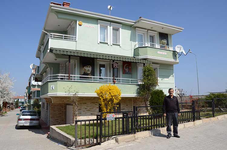 Eskişehir’de yaşayan 56 yaşındaki Mehmet Ali Biçer, Atatürk ve Cumhuriyet sevgisi sebebi ile iki katlı evinin dış cephesinden içerisine kadar her yeri Atatürk ve Atatürk’ün sözleriyle donattı. 