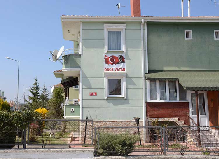 Eskişehir’de yaşayan 56 yaşındaki Mehmet Ali Biçer, Atatürk ve Cumhuriyet sevgisi sebebi ile iki katlı evinin dış cephesinden içerisine kadar her yeri Atatürk ve Atatürk’ün sözleriyle donattı. 