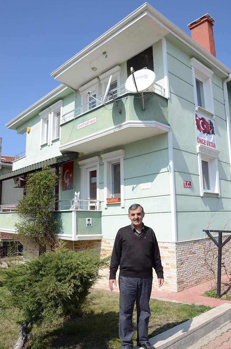 Eskişehir’de yaşayan 56 yaşındaki Mehmet Ali Biçer, Atatürk ve Cumhuriyet sevgisi sebebi ile iki katlı evinin dış cephesinden içerisine kadar her yeri Atatürk ve Atatürk’ün sözleriyle donattı. 