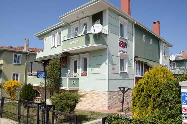 Eskişehir’de yaşayan 56 yaşındaki Mehmet Ali Biçer, Atatürk ve Cumhuriyet sevgisi sebebi ile iki katlı evinin dış cephesinden içerisine kadar her yeri Atatürk ve Atatürk’ün sözleriyle donattı. 