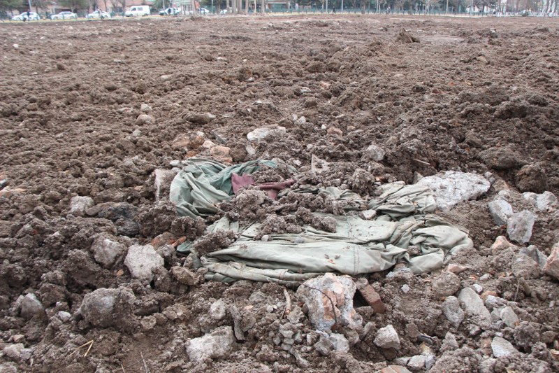 Yıkım işlemleri uzun süre önce tamamlanan Eskişehir Atatürk Stadyumunun boş halde bulunan arazisine hiçbir çevreleme ve güvenlik önlemi alınmazken, bu alanın bazı bölgeleri evsizlere mesken oldu 