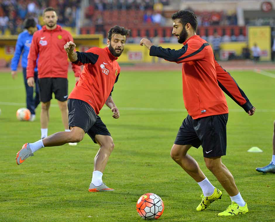 Spor Toto Süper Lig'in 33. haftasında oynanacak olan ve düşme hattını yakından ilgilendiren Eskişehirspor - Medipol Başakşehir maçı öncesi, Es-Es son kez çimlerine basacağı Atatürk Stadyumu'nda antrenman yaptı. 