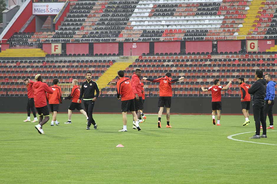 Spor Toto Süper Lig'in 33. haftasında oynanacak olan ve düşme hattını yakından ilgilendiren Eskişehirspor - Medipol Başakşehir maçı öncesi, Es-Es son kez çimlerine basacağı Atatürk Stadyumu'nda antrenman yaptı. 