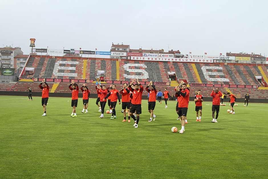 Spor Toto Süper Lig'in 33. haftasında oynanacak olan ve düşme hattını yakından ilgilendiren Eskişehirspor - Medipol Başakşehir maçı öncesi, Es-Es son kez çimlerine basacağı Atatürk Stadyumu'nda antrenman yaptı. 