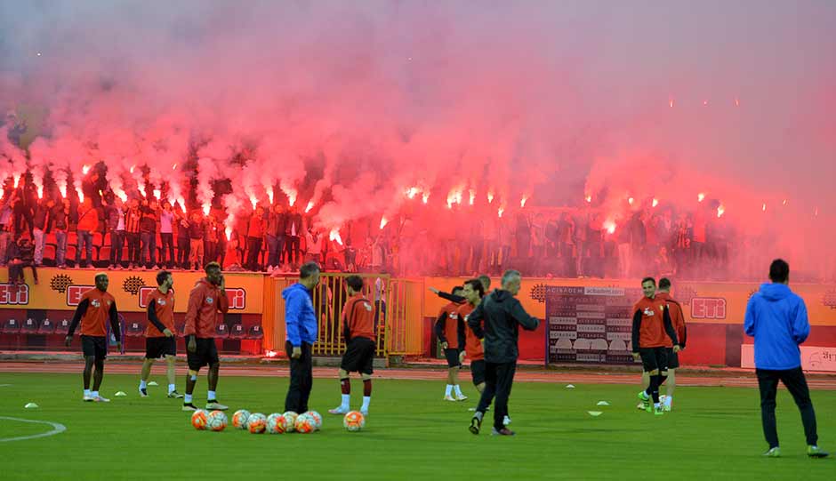 Spor Toto Süper Lig'in 33. haftasında oynanacak olan ve düşme hattını yakından ilgilendiren Eskişehirspor - Medipol Başakşehir maçı öncesi, Es-Es son kez çimlerine basacağı Atatürk Stadyumu'nda antrenman yaptı. 