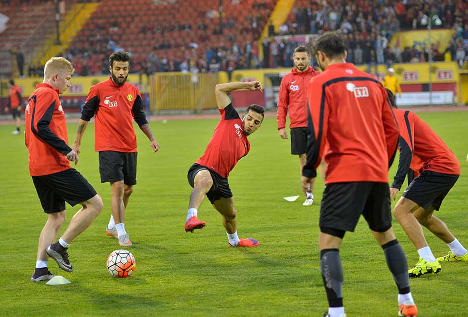 Spor Toto Süper Lig'in 33. haftasında oynanacak olan ve düşme hattını yakından ilgilendiren Eskişehirspor - Medipol Başakşehir maçı öncesi, Es-Es son kez çimlerine basacağı Atatürk Stadyumu'nda antrenman yaptı. 