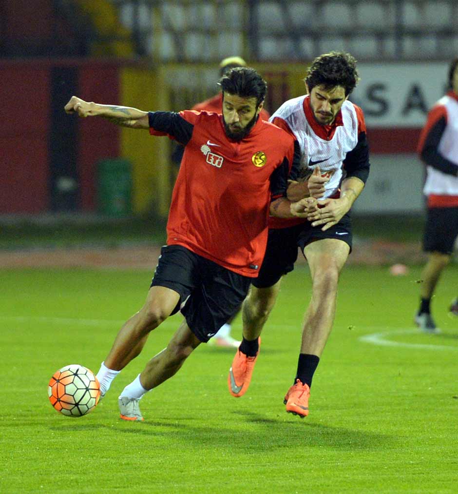 Spor Toto Süper Lig'in 33. haftasında oynanacak olan ve düşme hattını yakından ilgilendiren Eskişehirspor - Medipol Başakşehir maçı öncesi, Es-Es son kez çimlerine basacağı Atatürk Stadyumu'nda antrenman yaptı. 