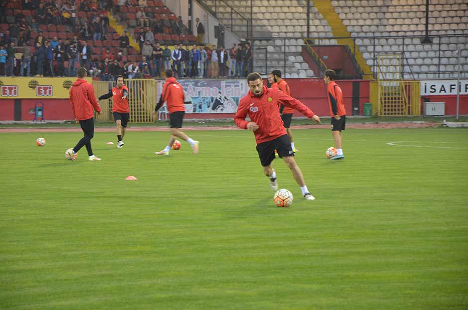 Spor Toto Süper Lig'in 33. haftasında oynanacak olan ve düşme hattını yakından ilgilendiren Eskişehirspor - Medipol Başakşehir maçı öncesi, Es-Es son kez çimlerine basacağı Atatürk Stadyumu'nda antrenman yaptı. 